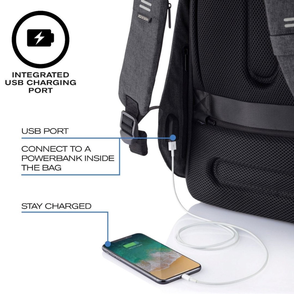 Plecak ze zintegrowanym portem ładowania USB ładuje smartfon.