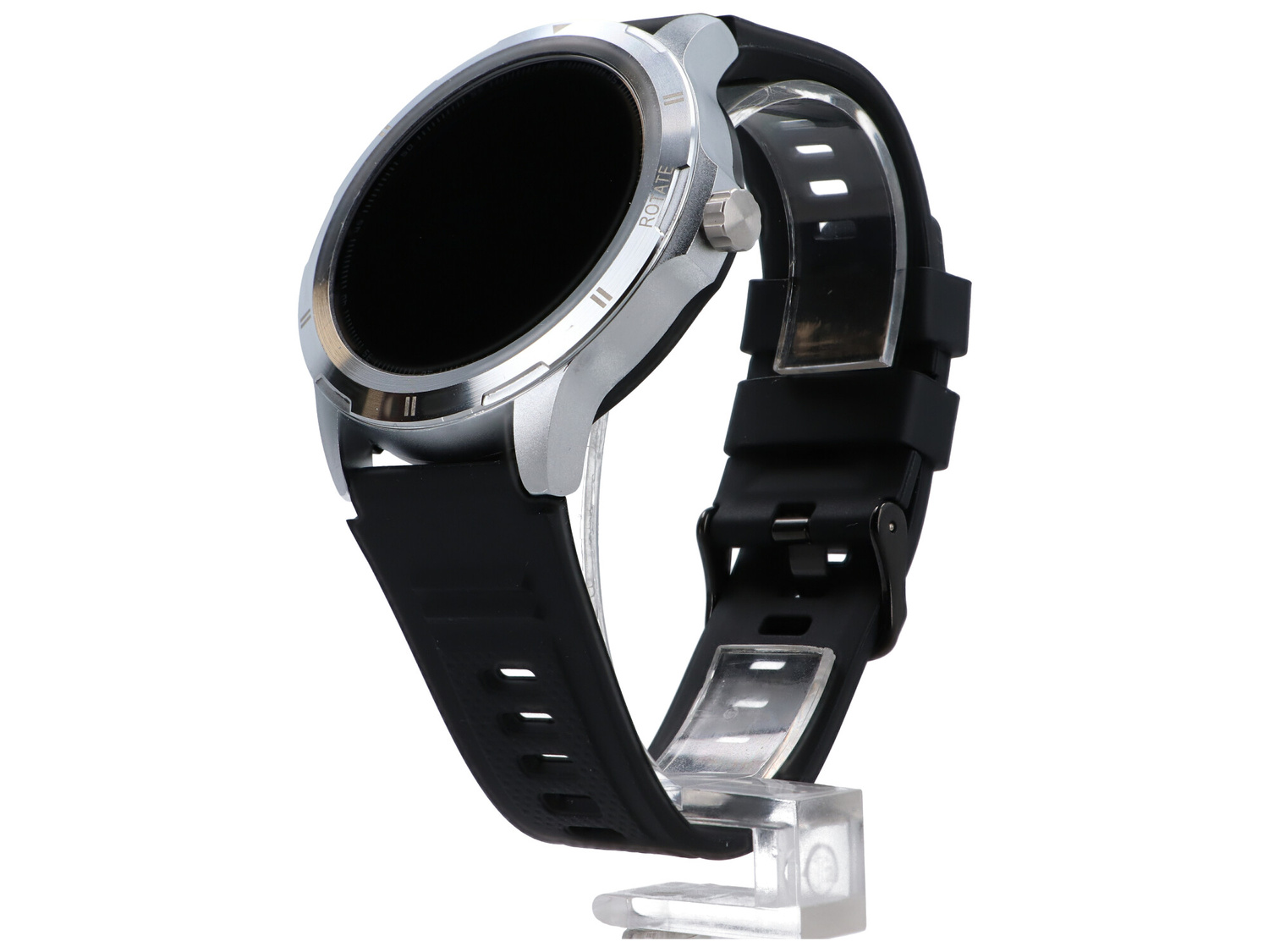 Srebrny smartwatch z czarnym paskiem, na przezroczystym stojaku.