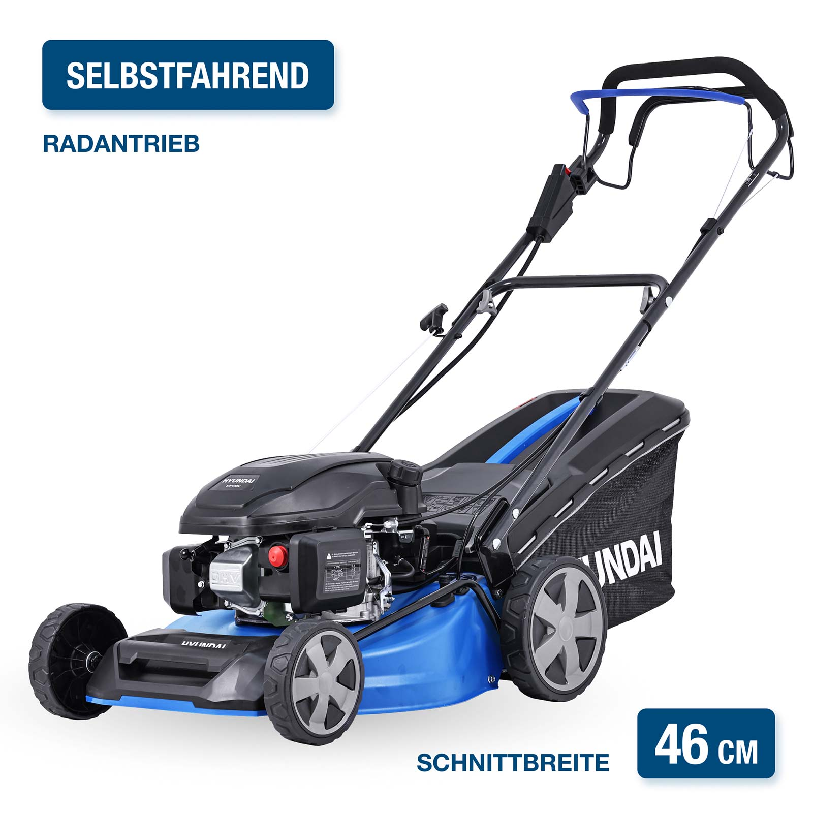 Ein blauer und schwarzer Rasenmäher mit Aufklebern und einem Fangkorb.