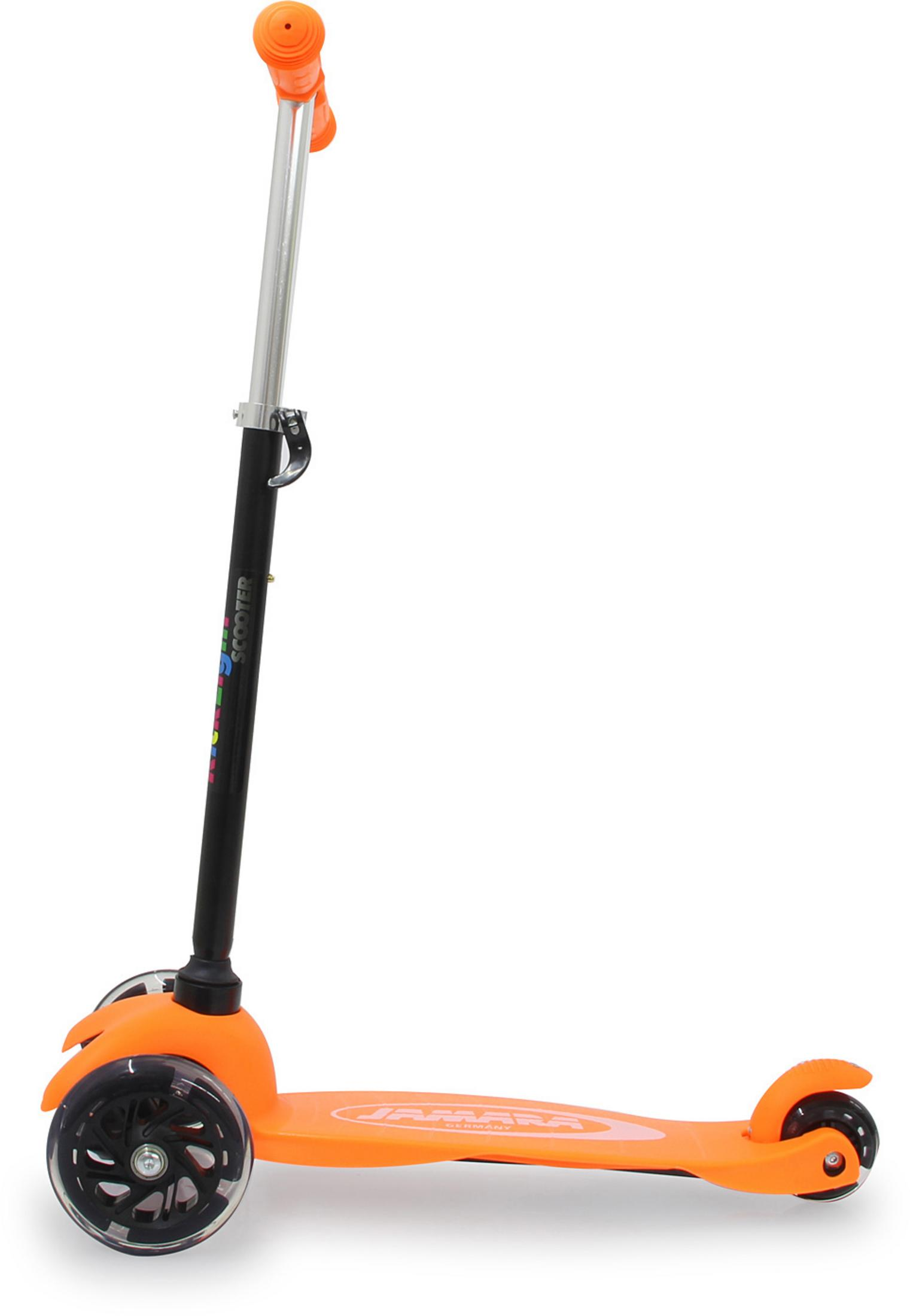 Ein orangefarbener Roller mit drei Rädern und silbernem Lenker.