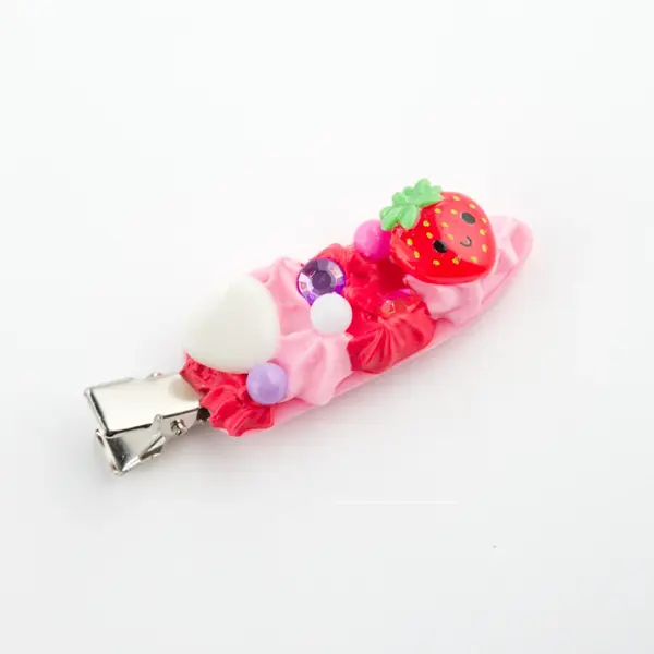 Pinza para el pelo con cinta rosa, amuleto de fresa, cuentas y pedrería.