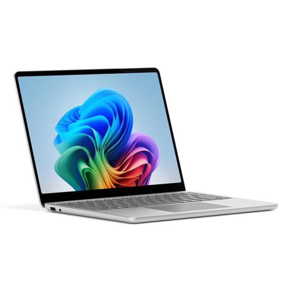 Un portátil plateado muestra una imagen abstracta colorida en su pantalla.