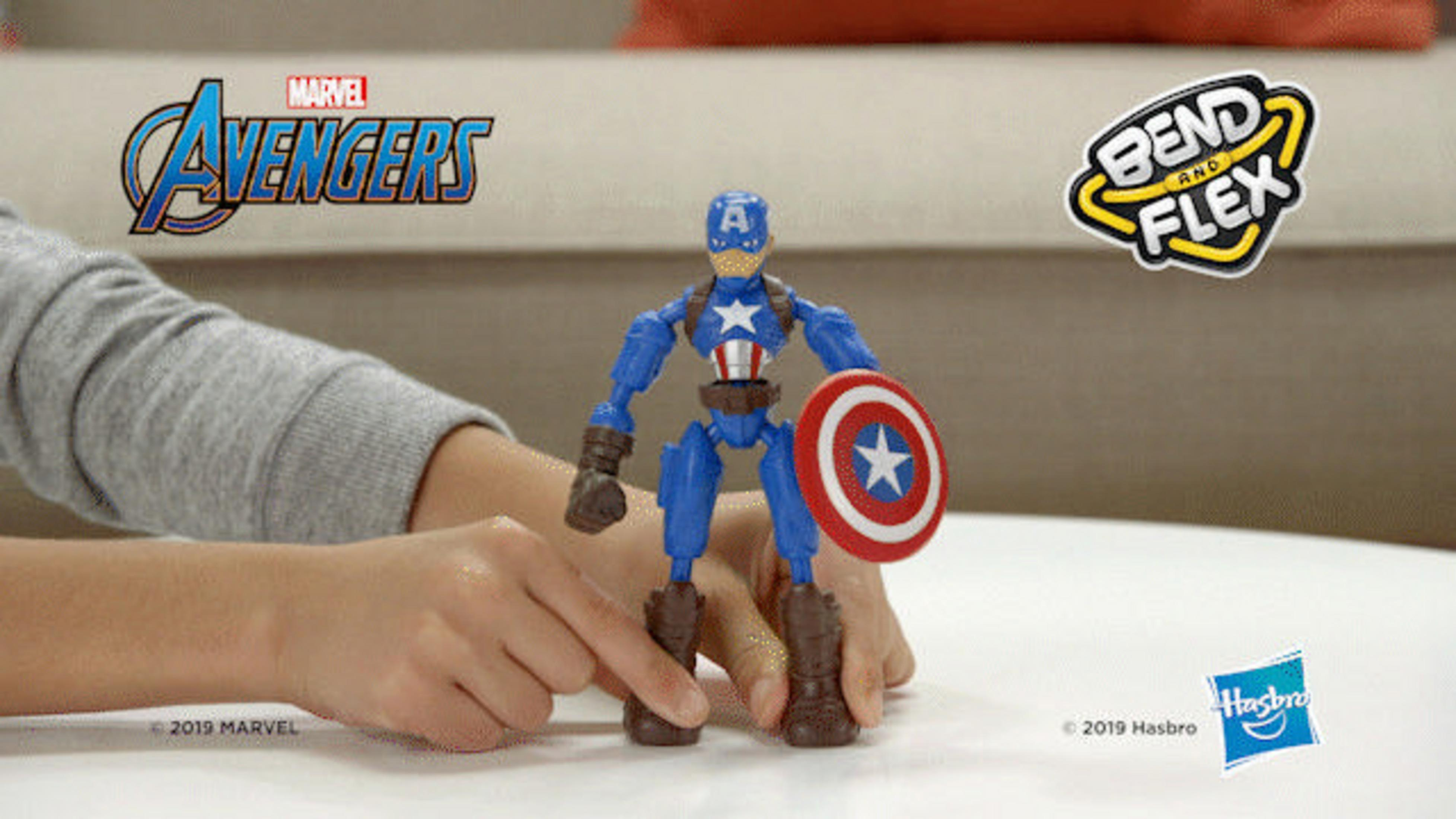 Un action figure di Captain America in abiti blu con scudo è tenuto da mani.