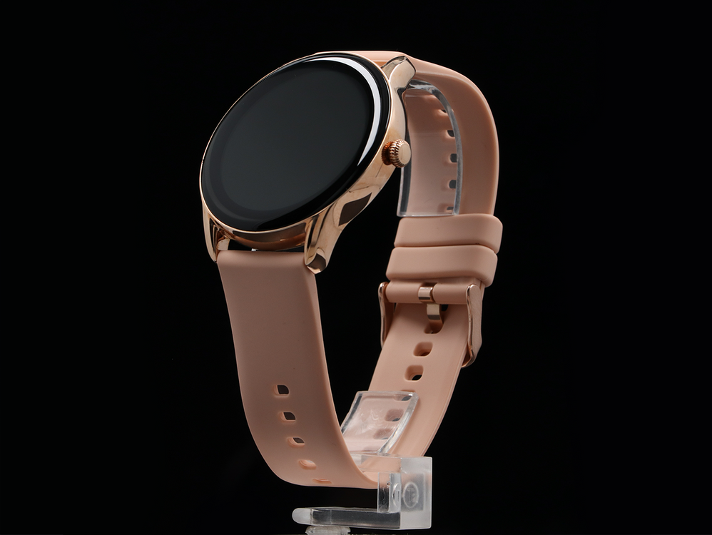 Różowo-złoty smartwatch z różową bransoletą na czarnym tle.