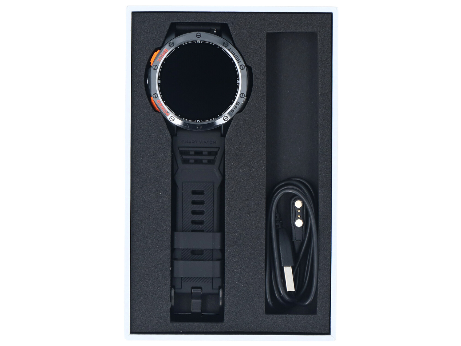 Czarny smartwatch z kablem ładującym w czarnym pudełku.