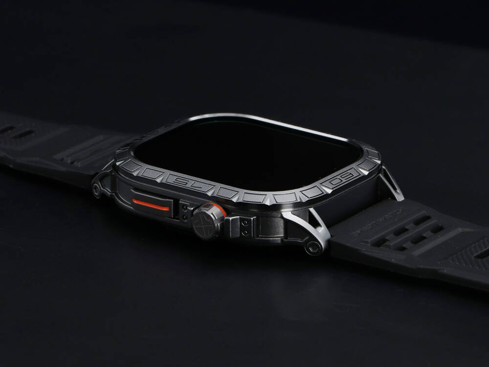 Czarny smartwatch z srebrną ramką i pomarańczowymi akcentami na czarnym tle.