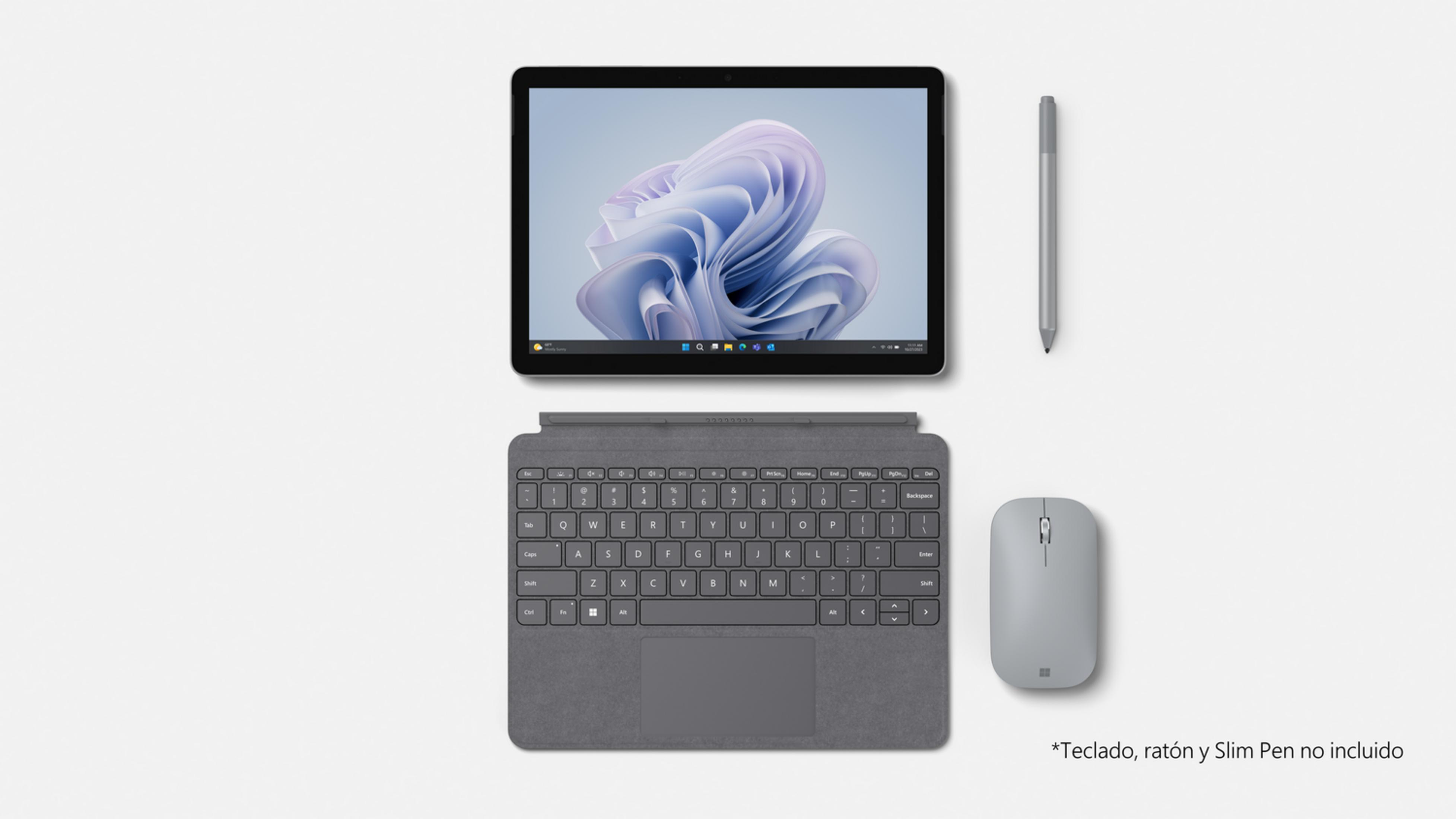 Tablet grigio con tastiera, penna e mouse su sfondo bianco.