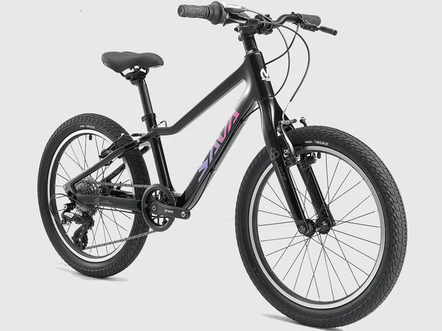 Ein schwarzes SAVA Kinderfahrrad mit lila Akzenten am Rahmen wird vor grauem Hintergrund gezeigt.