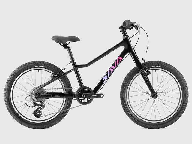 Ein schwarzes Fahrrad mit pink-violetter Schrift auf dem Rahmen.