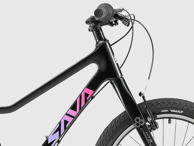 Schwarzes Fahrrad mit pink-violetter "SAVA"-Schrift und Carbon-Gabel.
