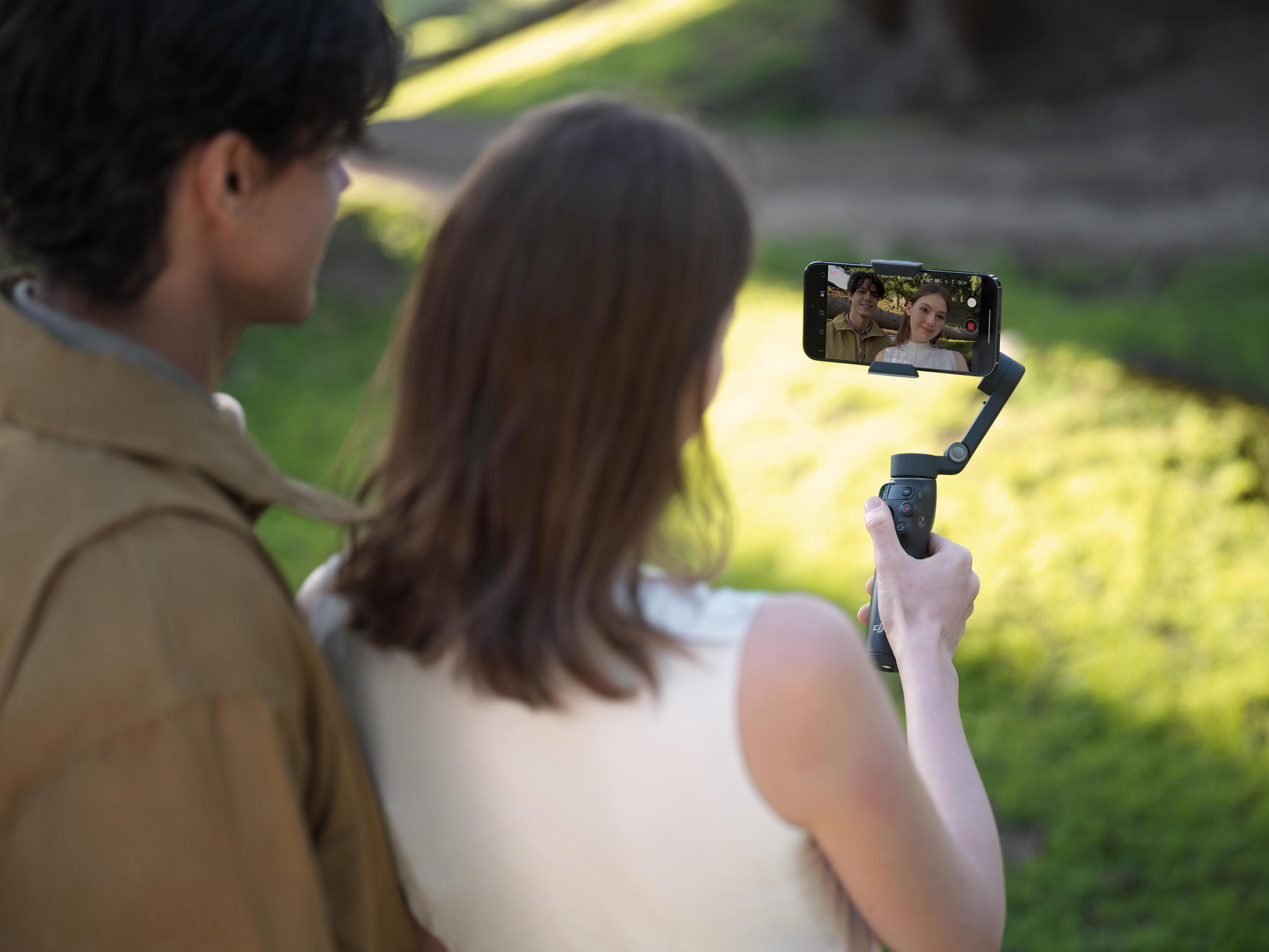 Due giovani all'aperto che si scattano un selfie su un gimbal.