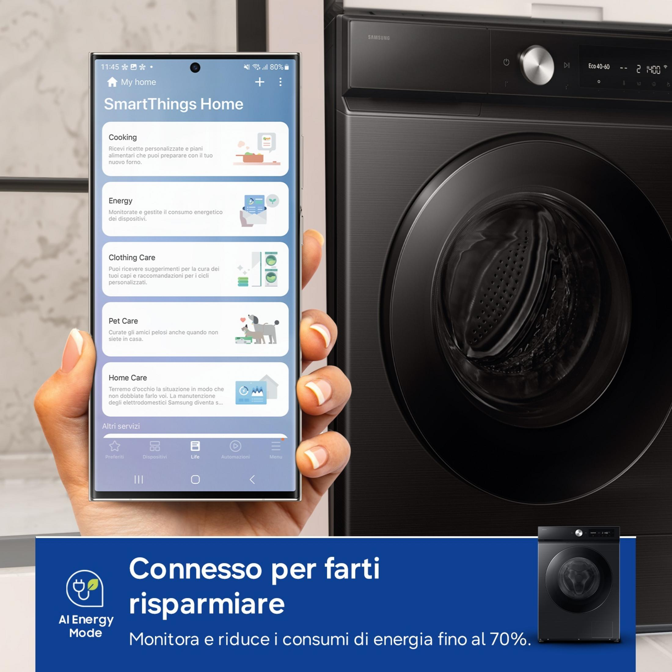 Un téléphone affiche l'application SmartThings Home devant une machine à laver noire.