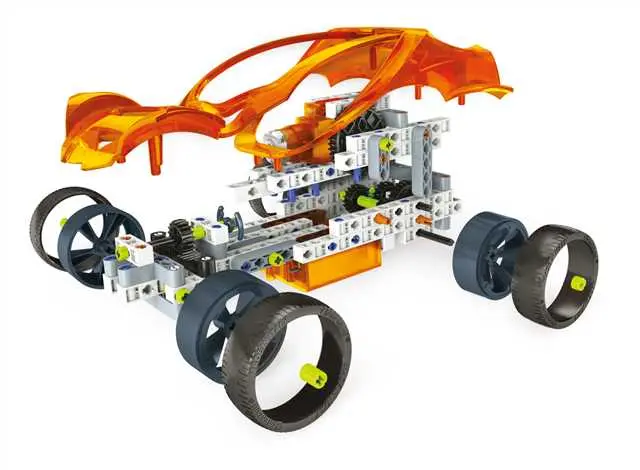Pomarańczowy szkielet samochodu z kołami i częściami mechanicznymi.