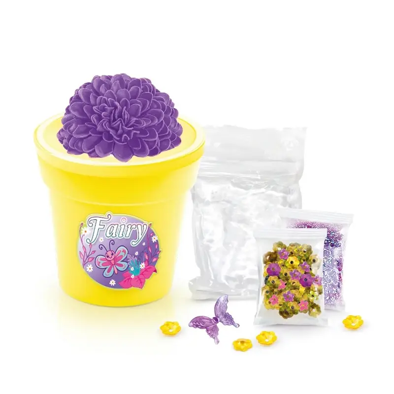 Contenedor amarillo con flor morada, mariposa y cuentas. Fondo blanco.