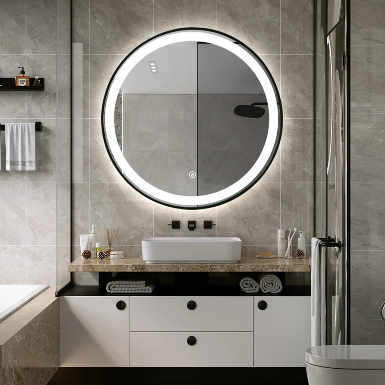 Een moderne badkamer met ronde spiegel, wastafel, toilet en douche.