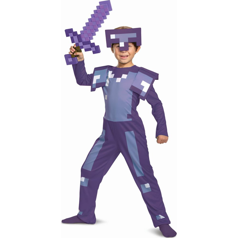 Ein Junge in einem violetten Minecraft-Kostüm mit pixeliger Rüstung und Schwert.