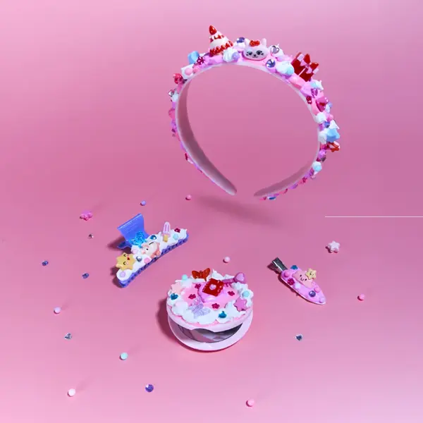 Opaska i spinki do włosów z motywami kawaii na różowym tle.