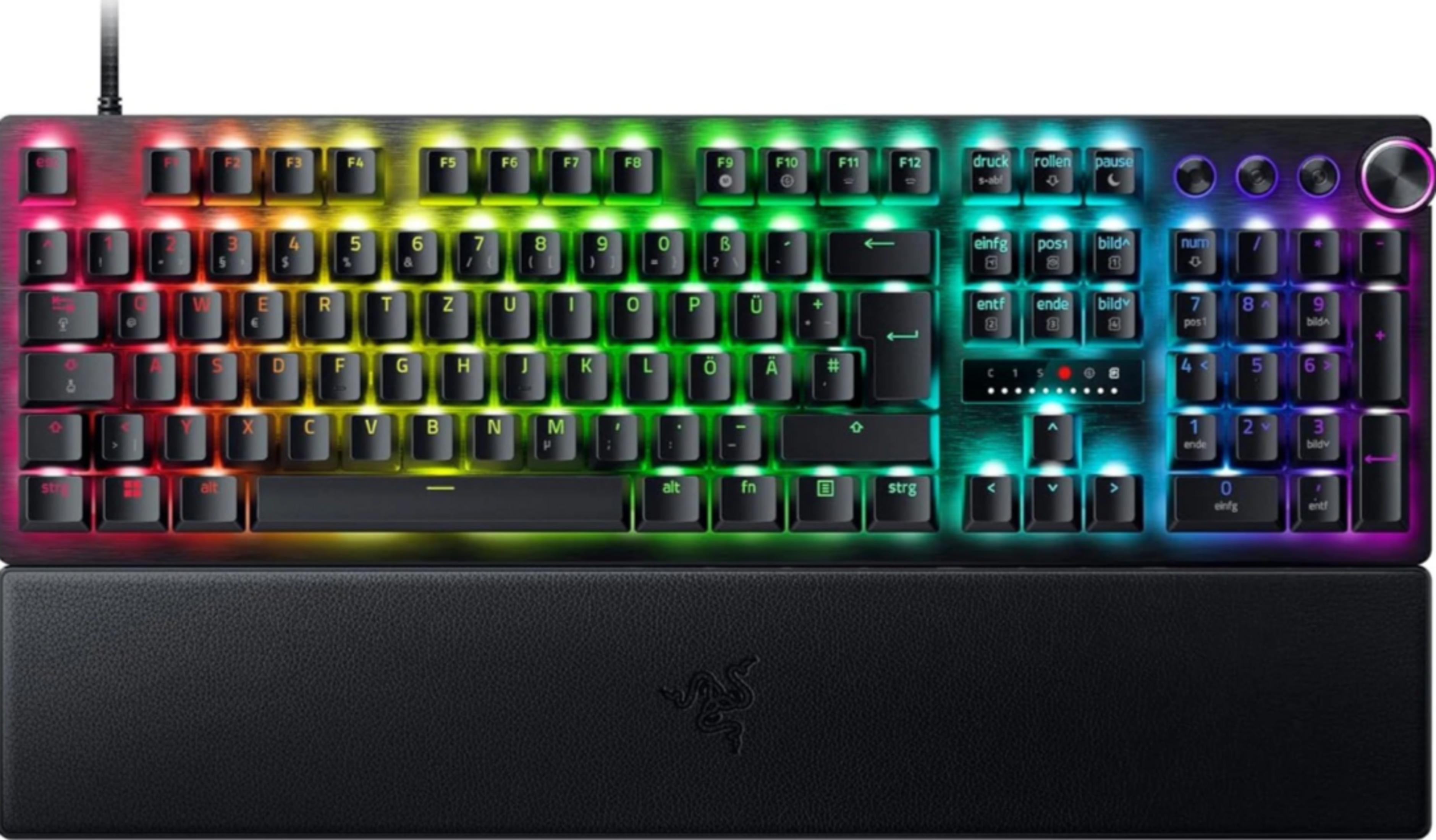 Eine RGB-beleuchtete Tastatur mit schwarzer Handballenauflage. Mehrfarbige Beleuchtung.