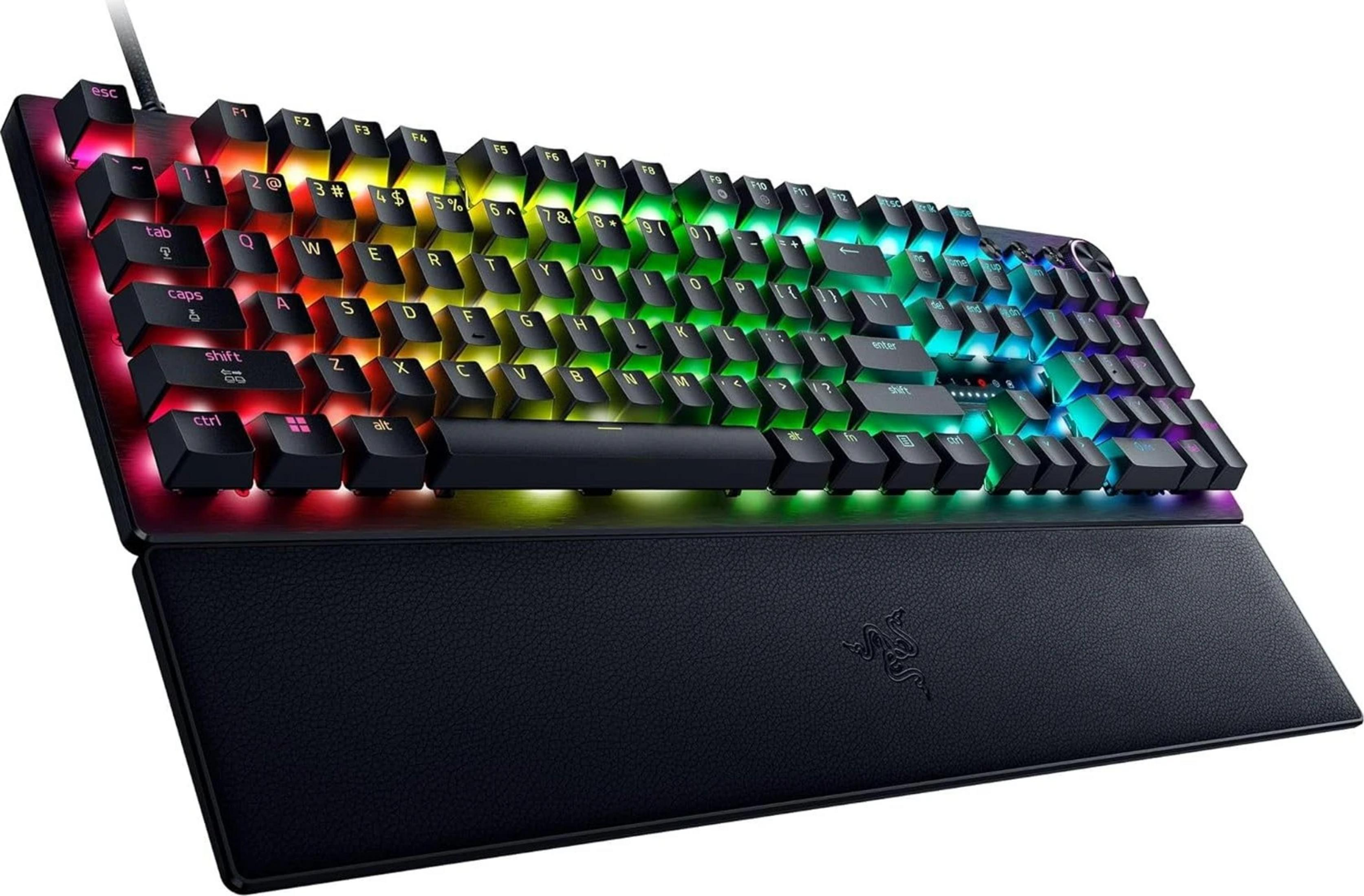 Schwarze Tastatur mit RGB-Beleuchtung und Handgelenkauflage, Nahaufnahme.