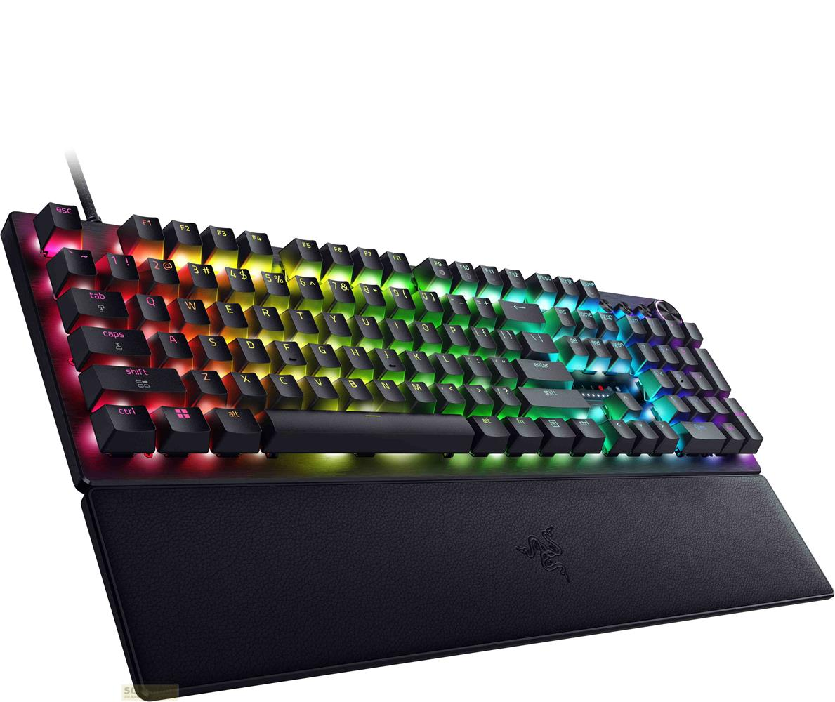 Eine schwarze Gaming-Tastatur mit RGB-Hintergrundbeleuchtung und Handgelenkauflage.