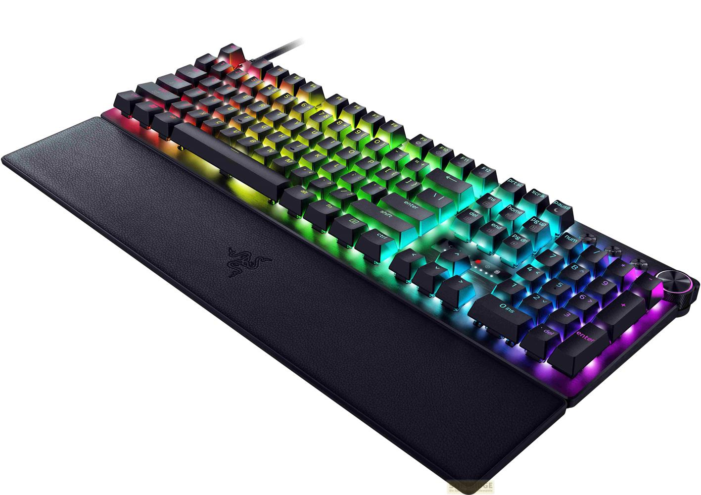 Eine schwarze Tastatur mit RGB-Beleuchtung und einer Handballenauflage.
