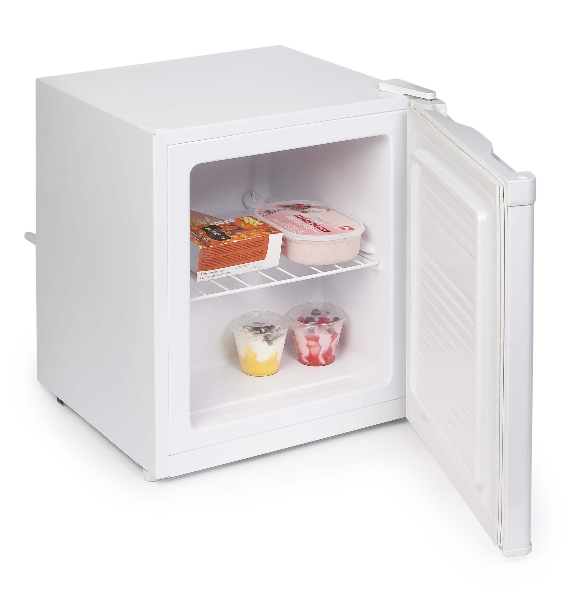 Un réfrigérateur blanc porte ouverte, contenant de la glace et de la soupe aux tomates.