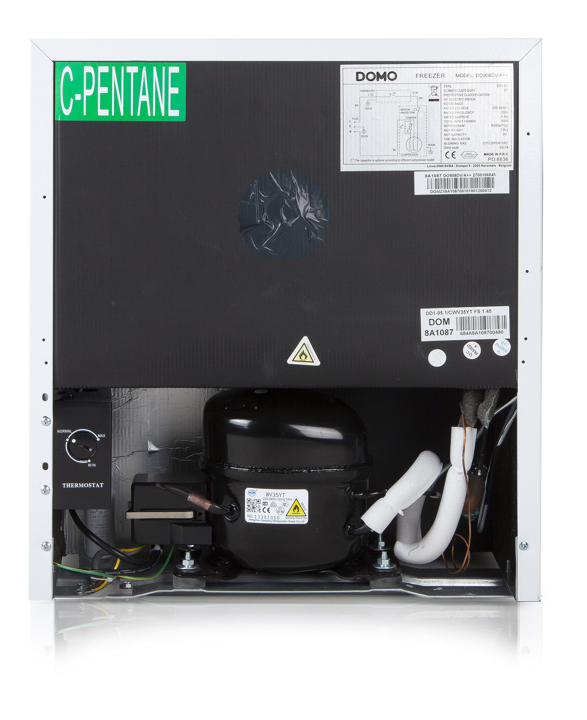 Arrière d'un congélateur montrant compresseur, thermostat et étiquettes techniques.