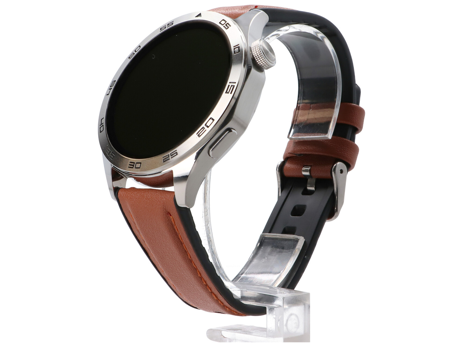 Srebrny smartwatch z brązowym skórzanym i czarnym gumowym paskiem na stojaku.