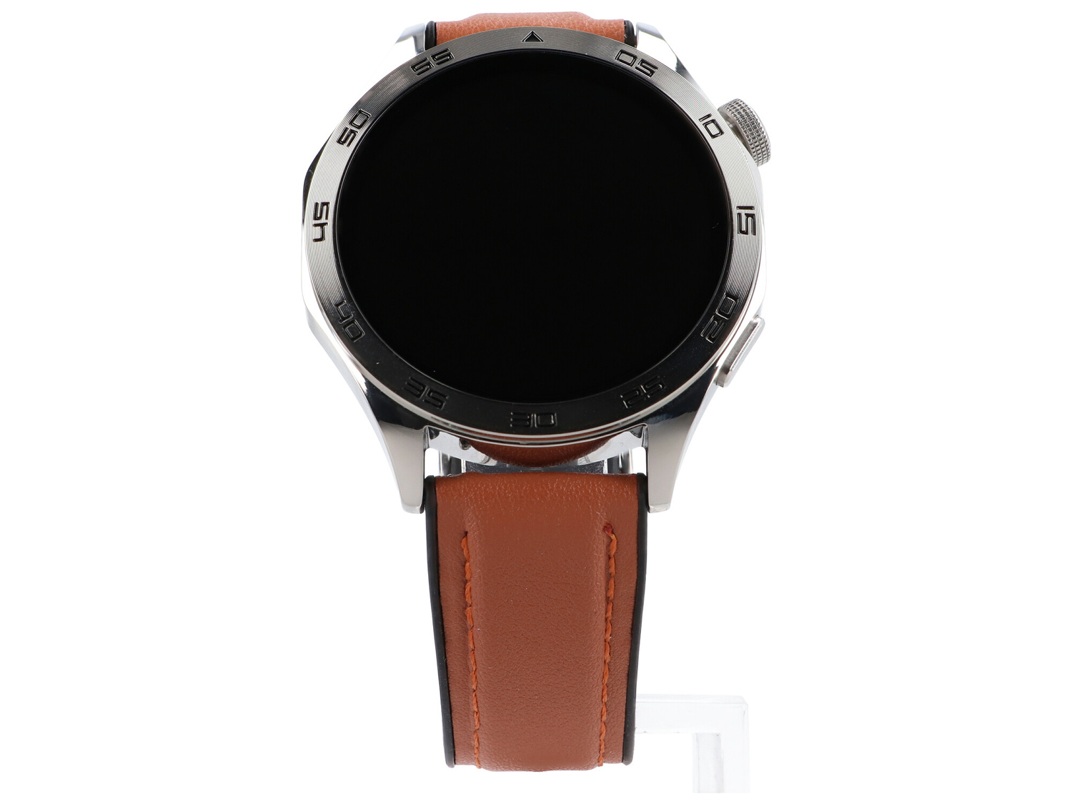 Srebrny smartwatch z czarnym ekranem i brązowym skórzanym paskiem.