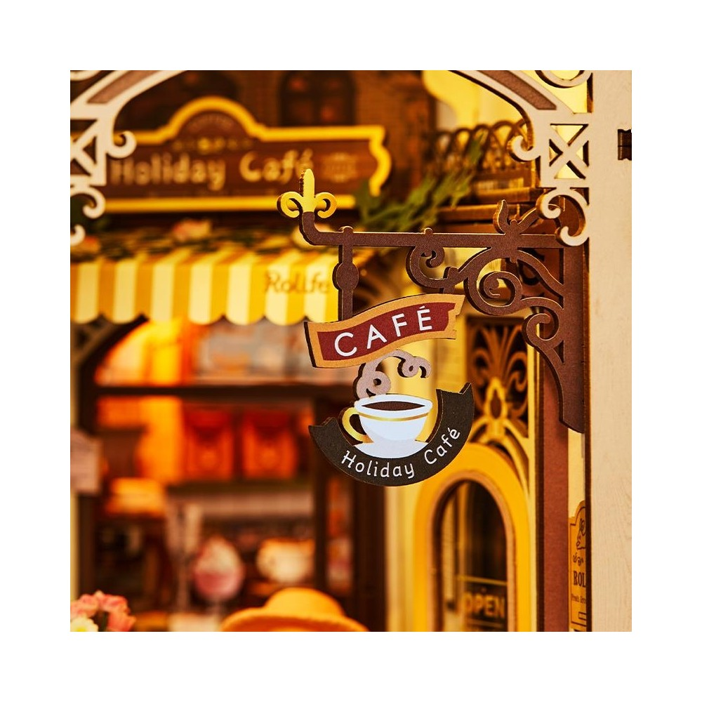'CAFE' ve kahve fincanı yazılı minyatür kafe tabelası, 'Holiday Cafe' metni.
