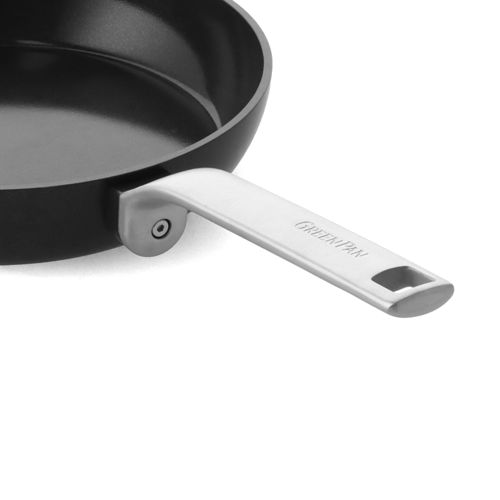 Nahaufnahme einer schwarzen Pfanne mit silbernem Griff und dem Logo 'GREENPAN'.