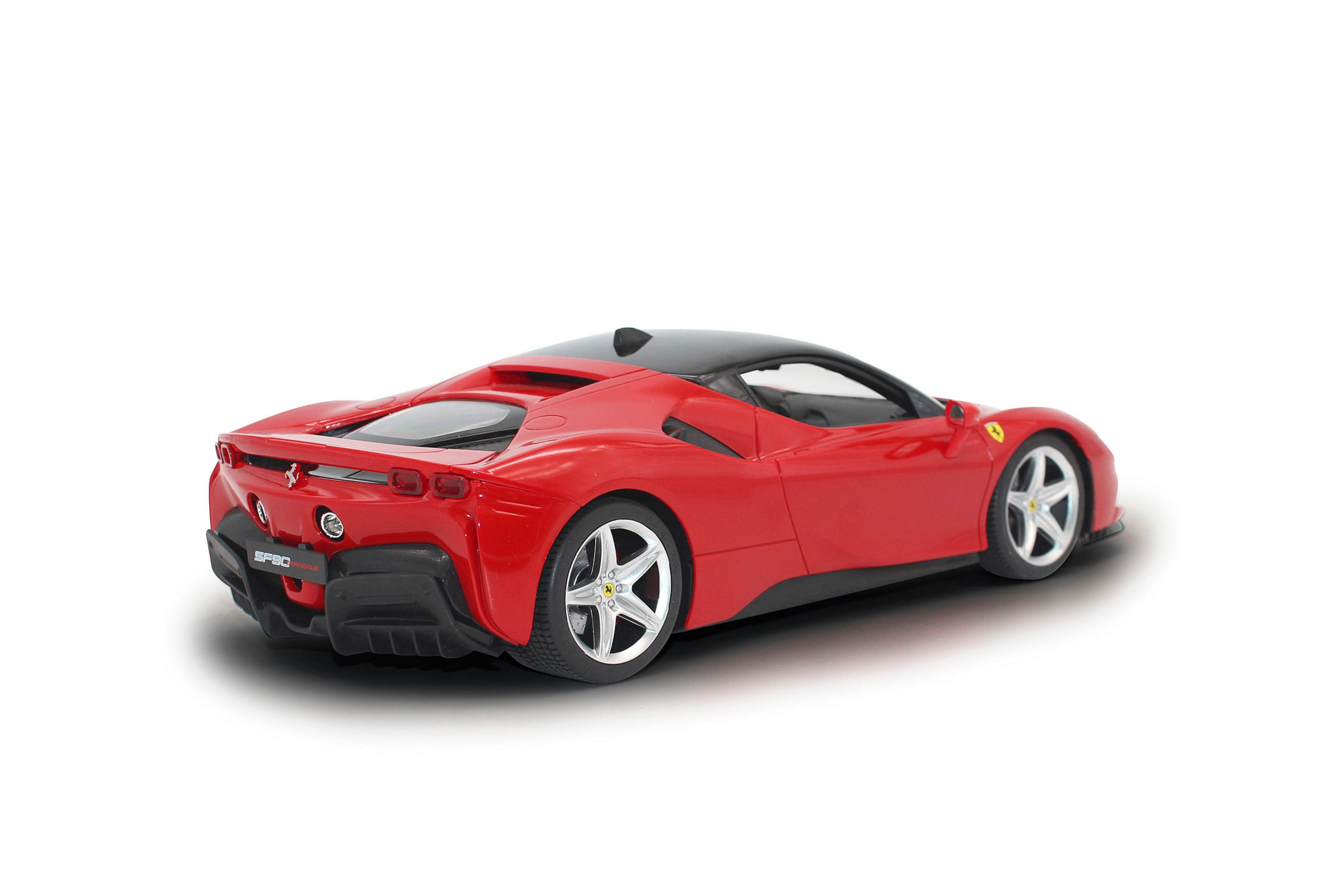 Roter Ferrari SF90 Stradale mit schwarzem Dach, Blick von hinten links.