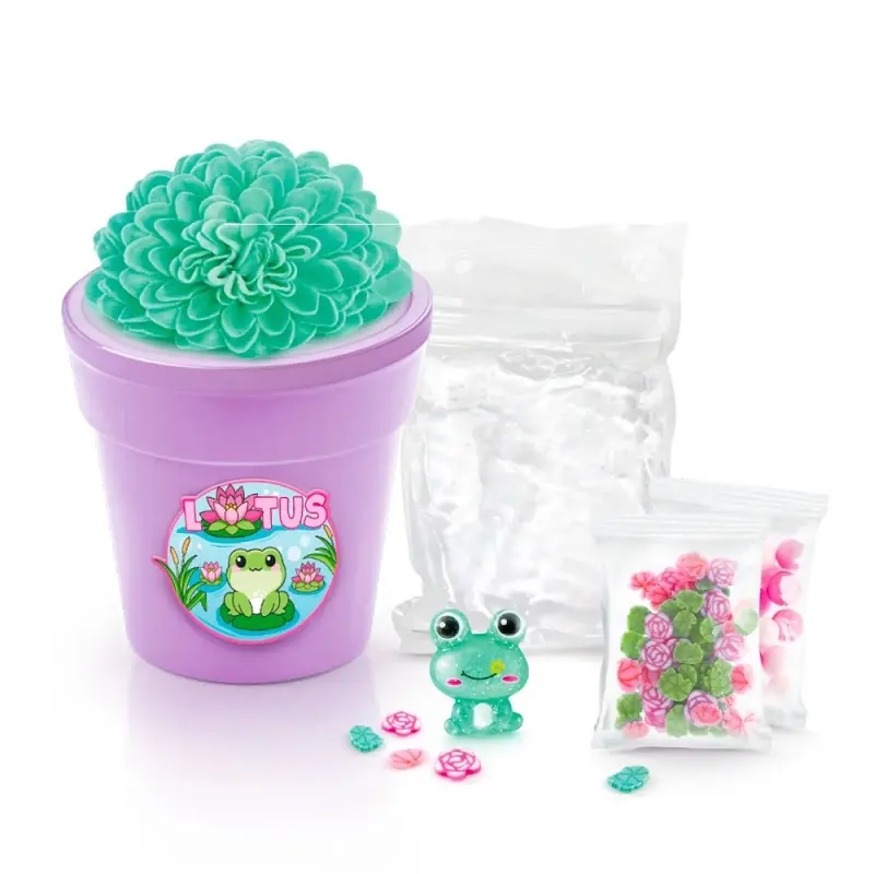 Maceta morada con flor verde, figura de rana y flores pequeñas.