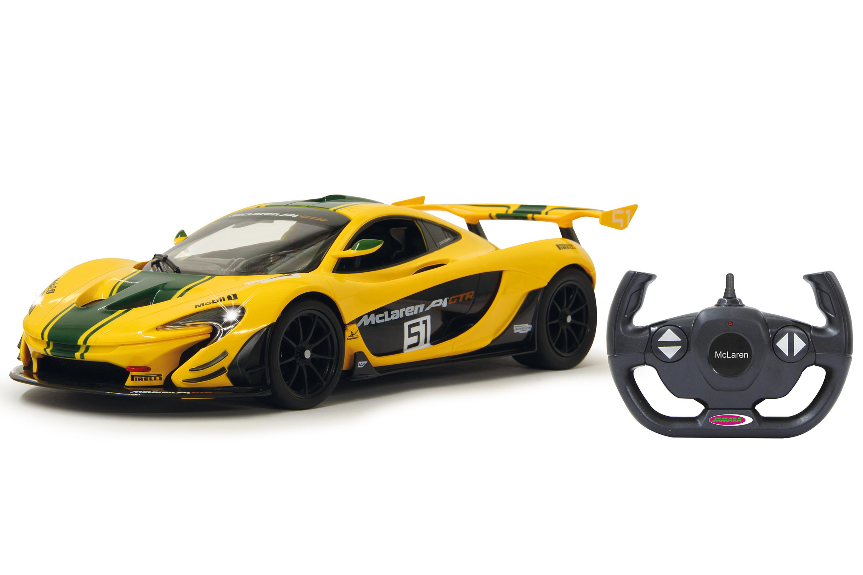 Ein gelber McLaren P1 GTR mit grünen Streifen und der Nummer 51, daneben ein schwarzer Controller.