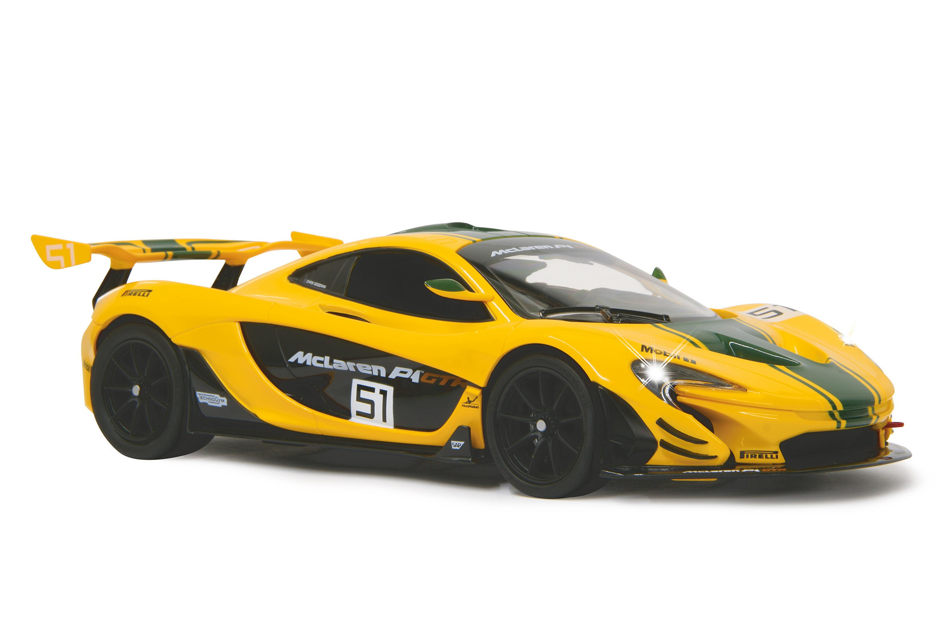Ein gelber McLaren P1 GTR mit grünen Streifen und der Nummer 51 auf weißem Hintergrund.