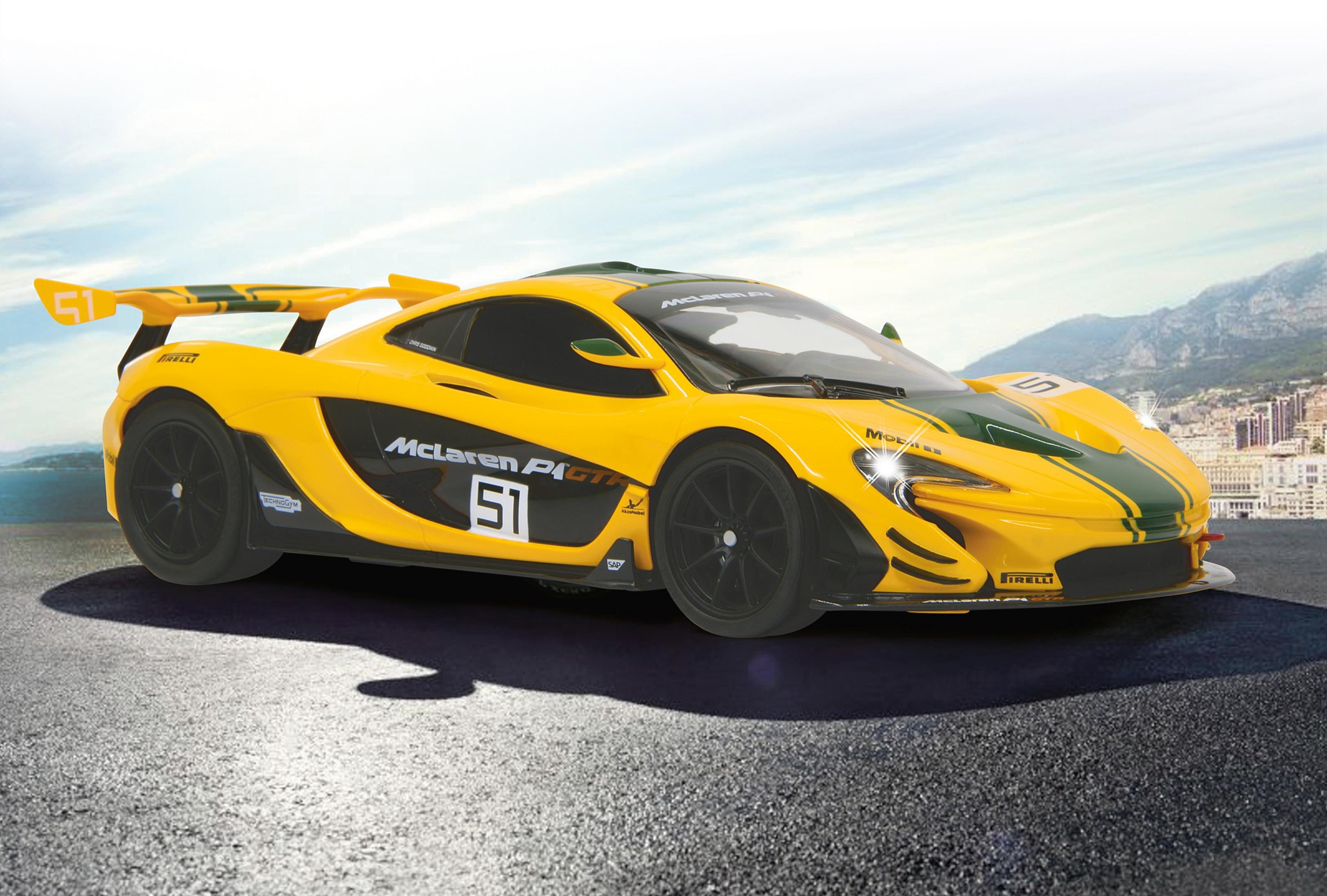 Gelber McLaren P1 GTR mit grünen Streifen auf einem Parkplatz.