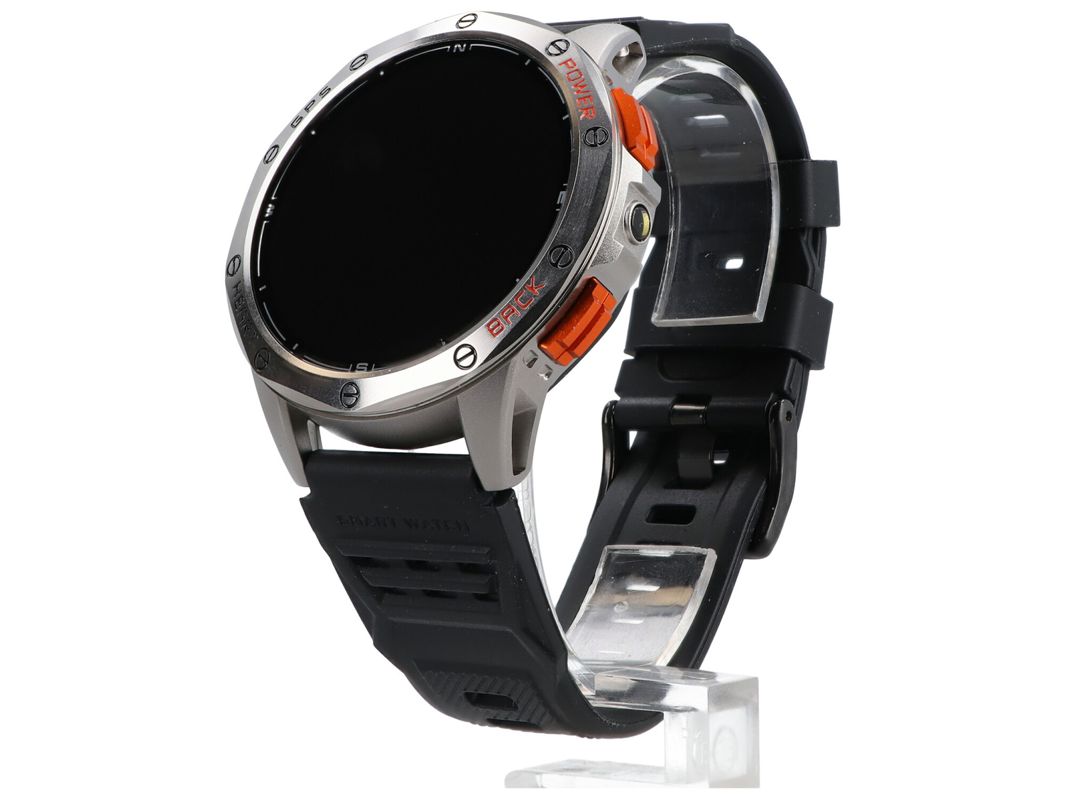Srebrny smartwatch z czarnym paskiem i pomarańczowymi guzikami na stojaku.