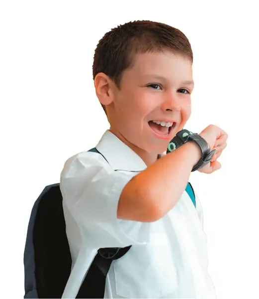 Un niño con camisa blanca y mochila lleva una pulsera negra.
