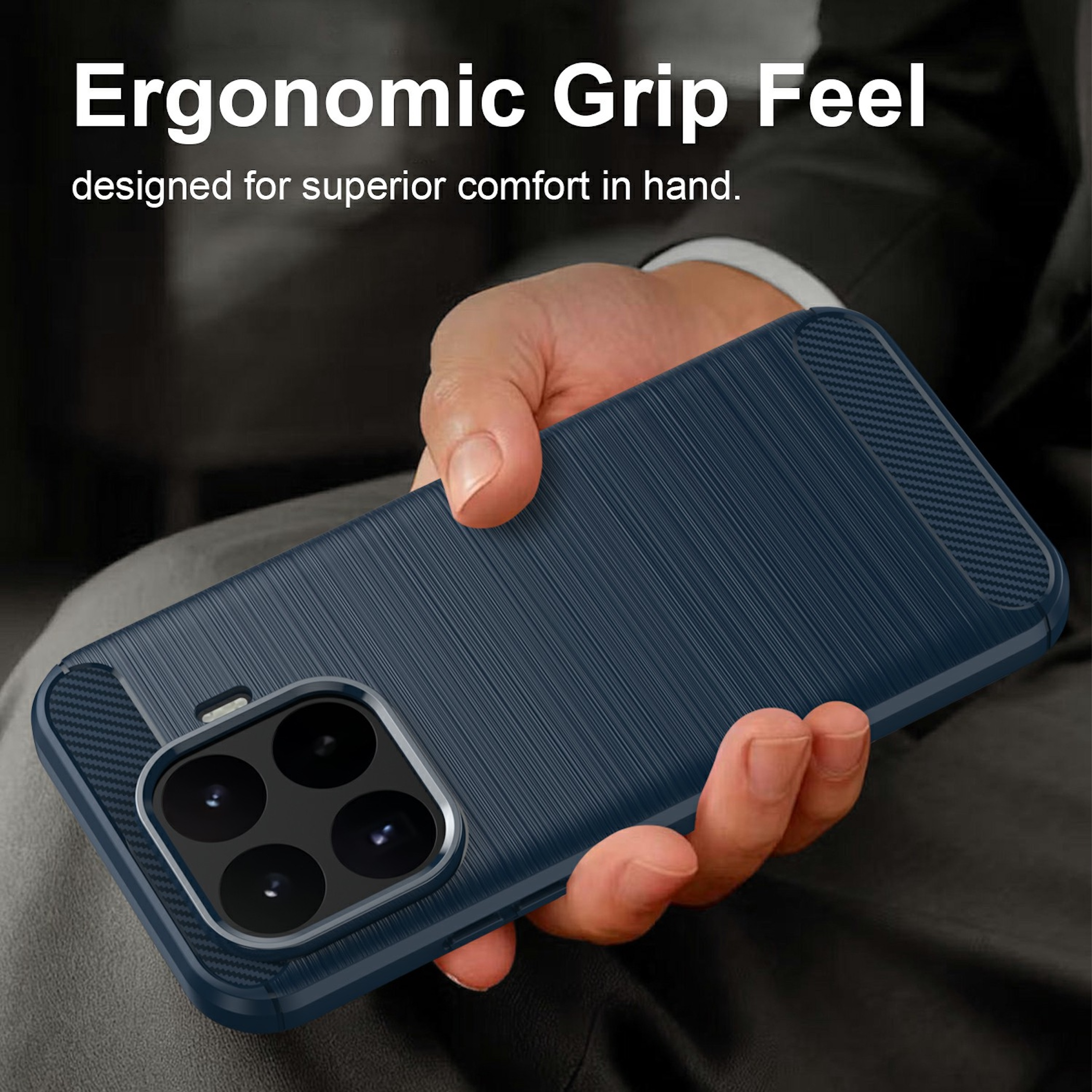 Eine Hand hält eine blaue Smartphone-Hülle mit strukturierter Oberfläche und Kameraaussparung.