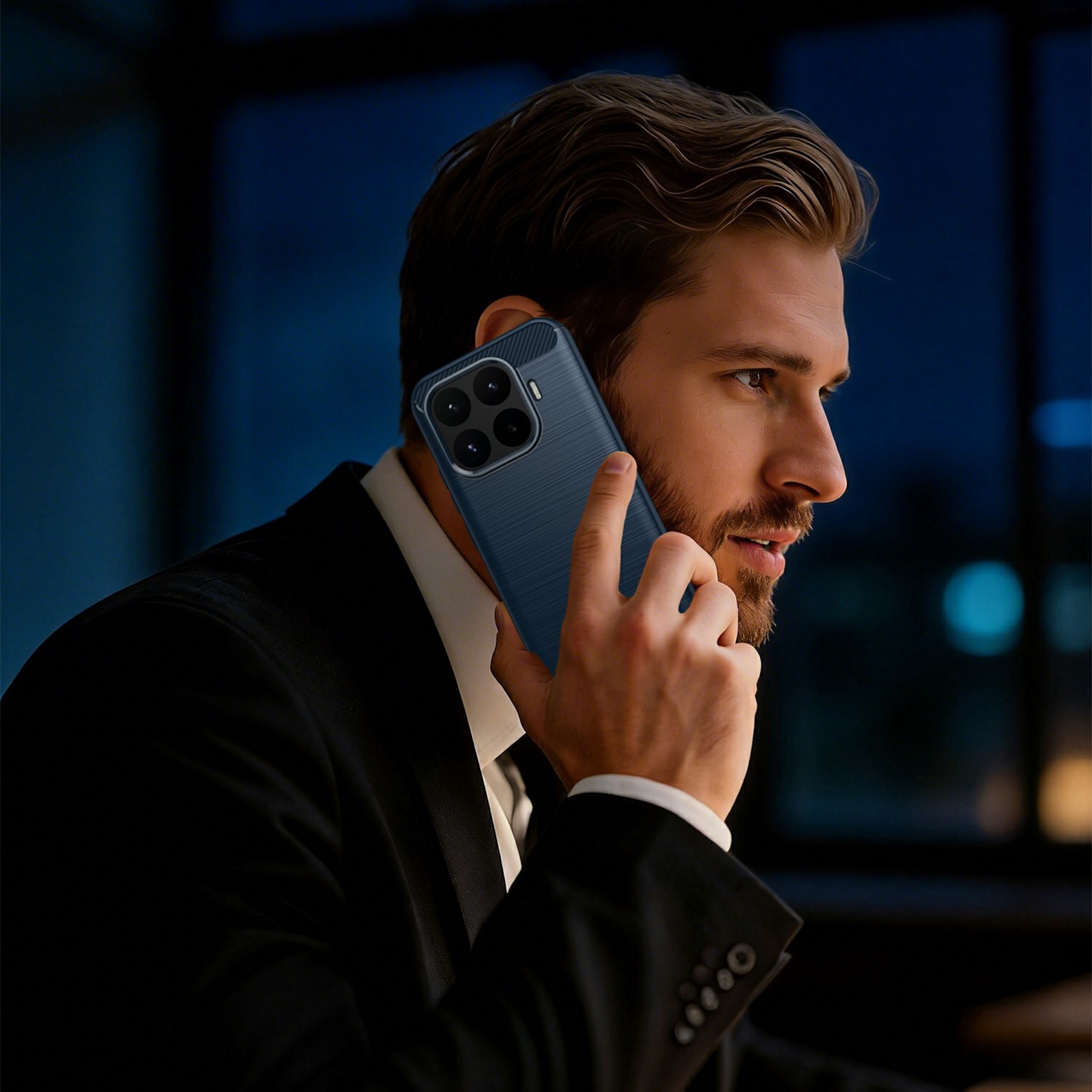 Ein Mann im Anzug telefoniert mit einem blauen Handy in einem dunklen Raum.