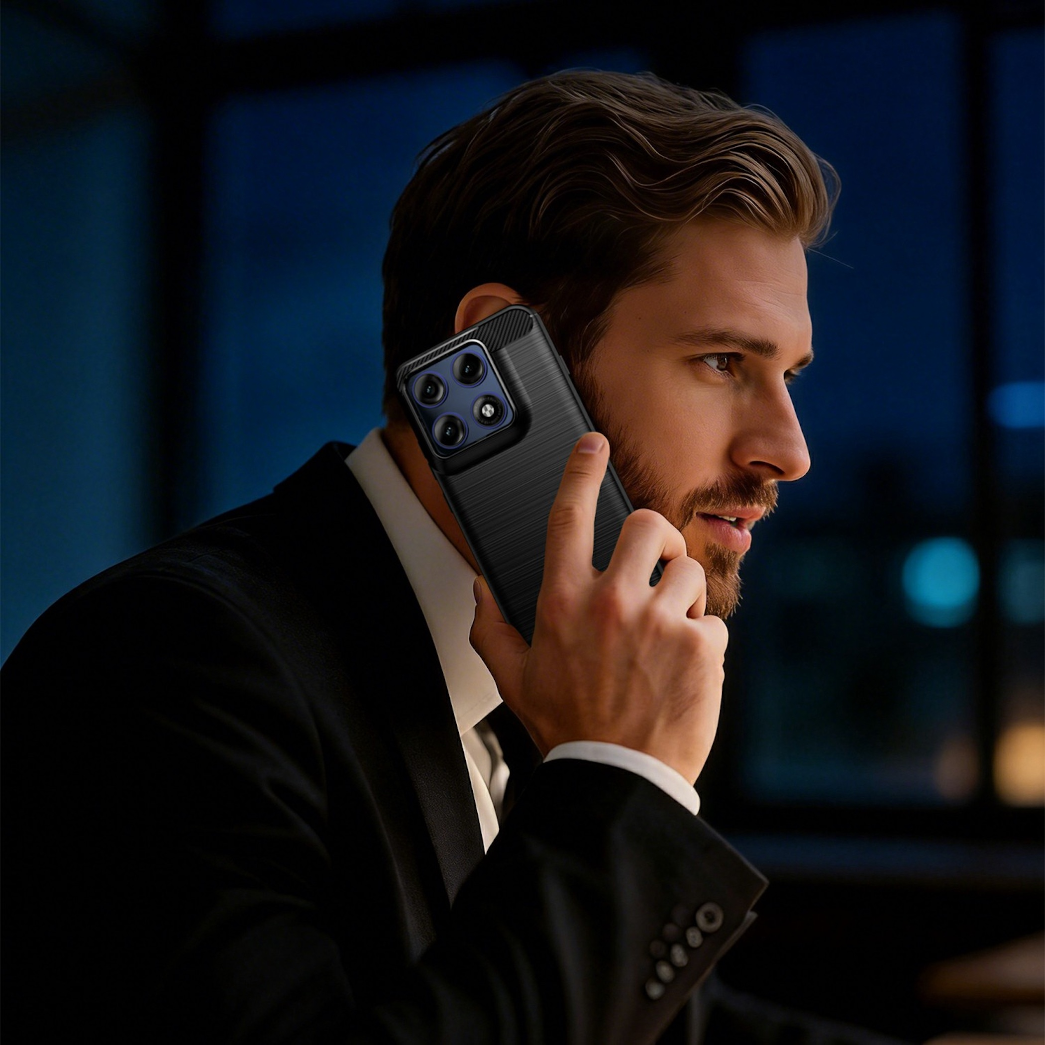 Ein Mann im Anzug telefoniert mit einem schwarzen Smartphone, das eine Kamera hat.