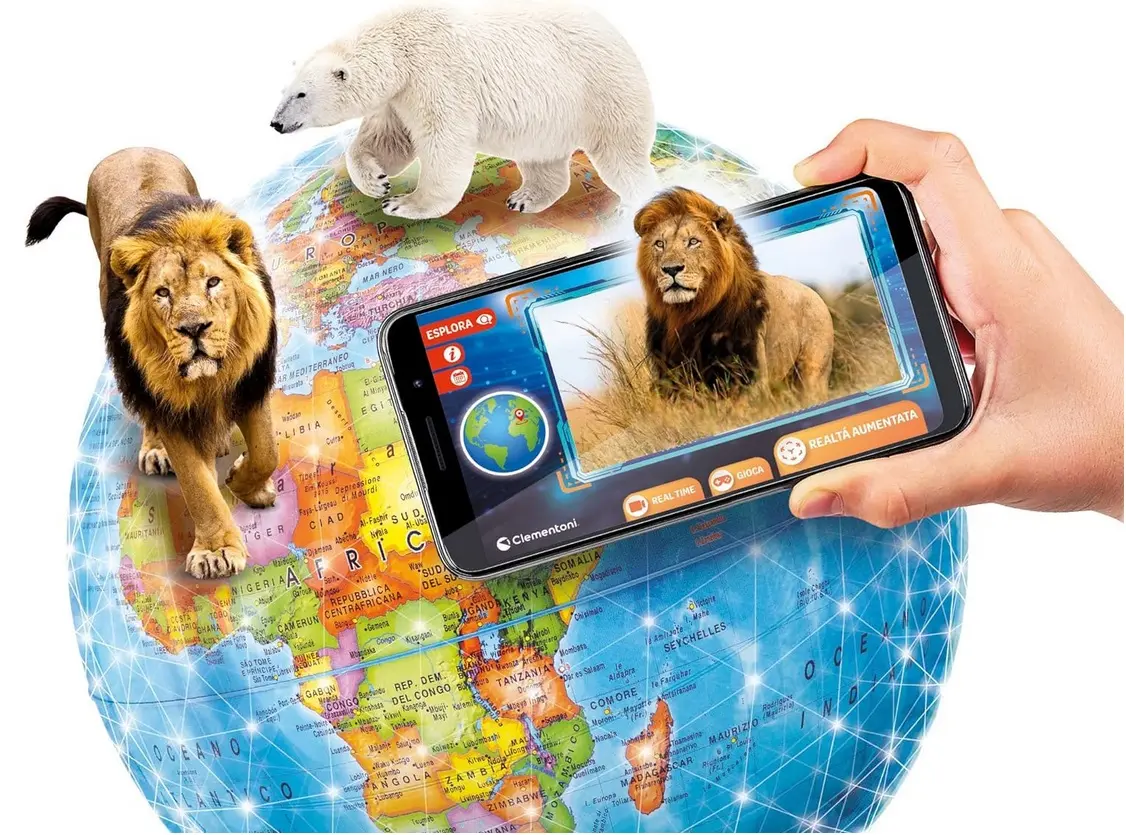 Lew i niedźwiedź polarny na globusie, trzymane przez smartfon z obrazem lwa.