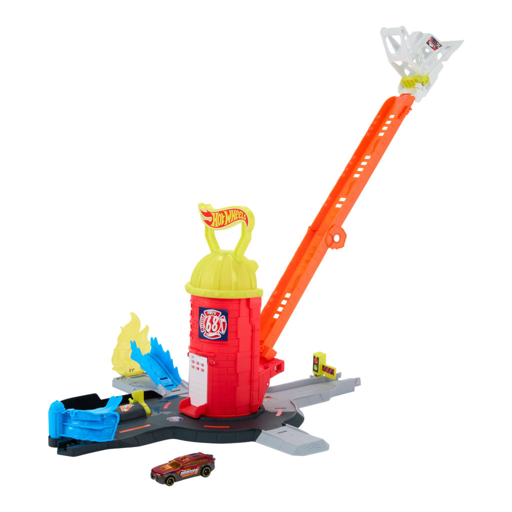 Un playset Hot Wheels con torre rossa, rampa arancione e auto marrone.