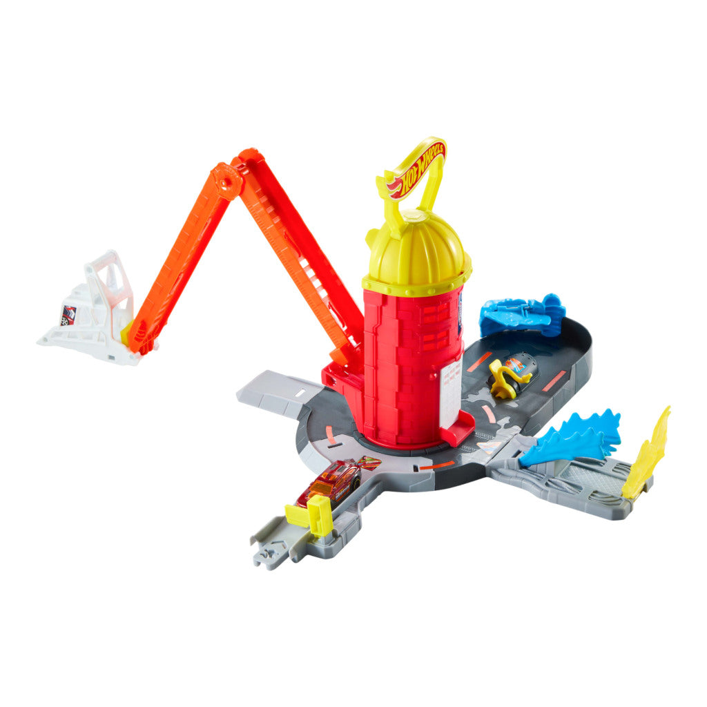 Un playset di una caserma dei pompieri giocattolo con gru, rampa e macchinine.