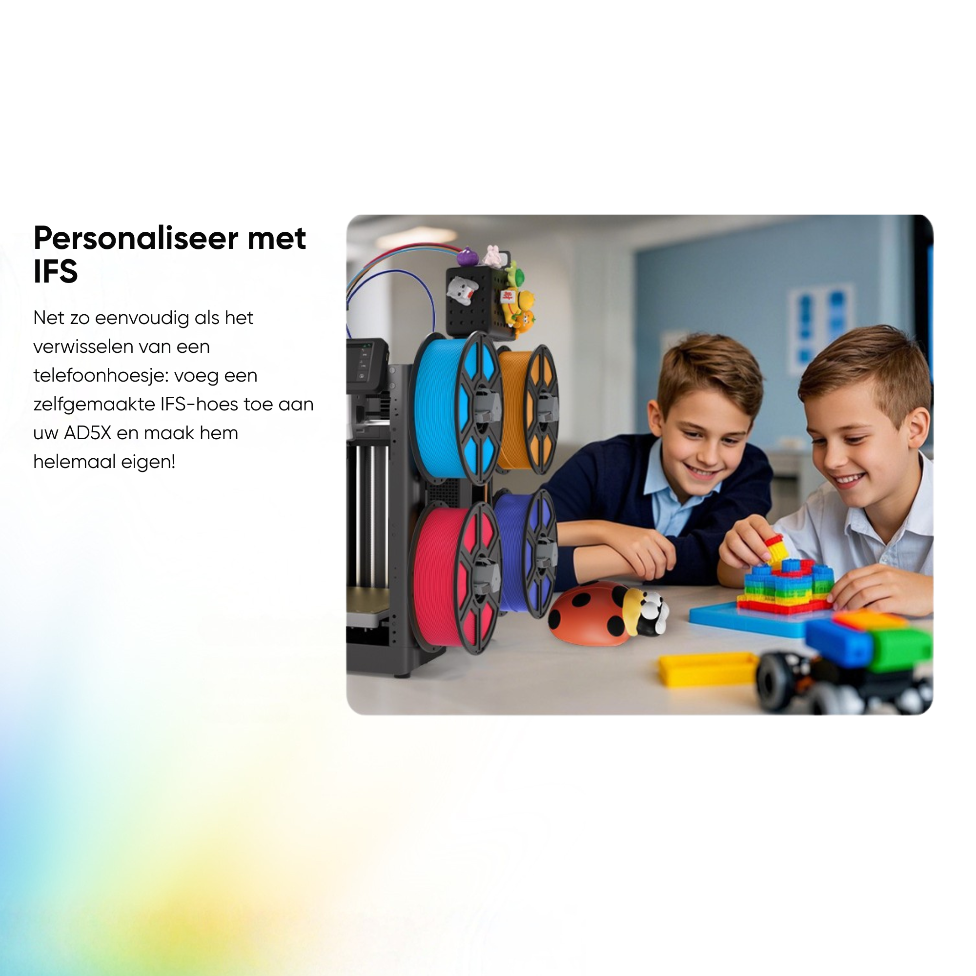 Twee jongens bouwen met kleurrijke blokken. Een 3D-printer met filamentrollen staat ernaast.