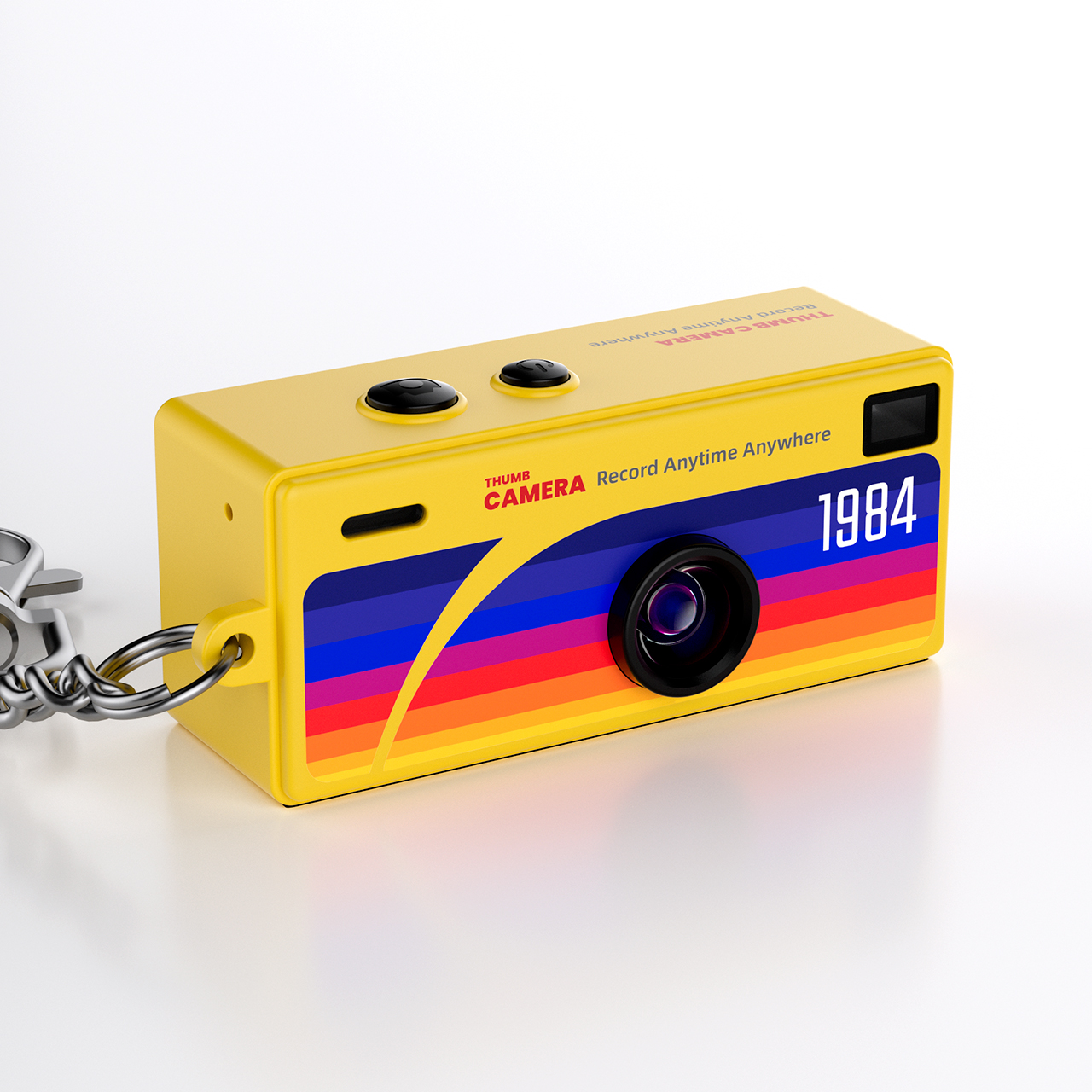 Cámara retro amarilla con rayas y texto "1984", unida a un llavero.