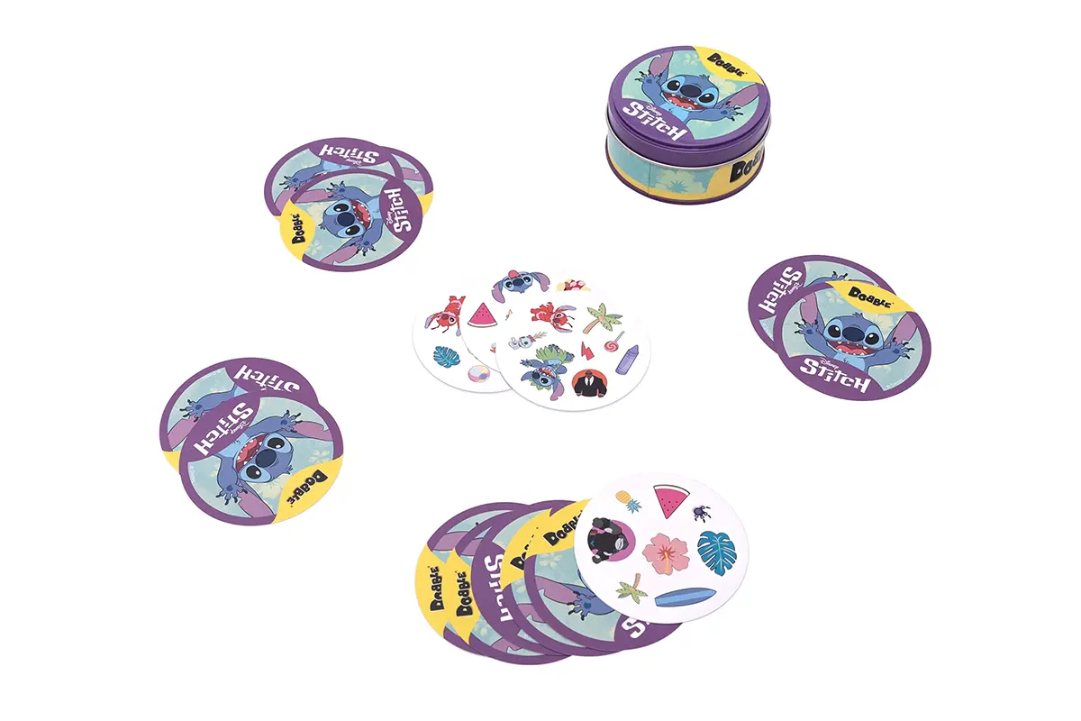 Cartas de juego Dobble Stitch y una lata sobre fondo blanco.
