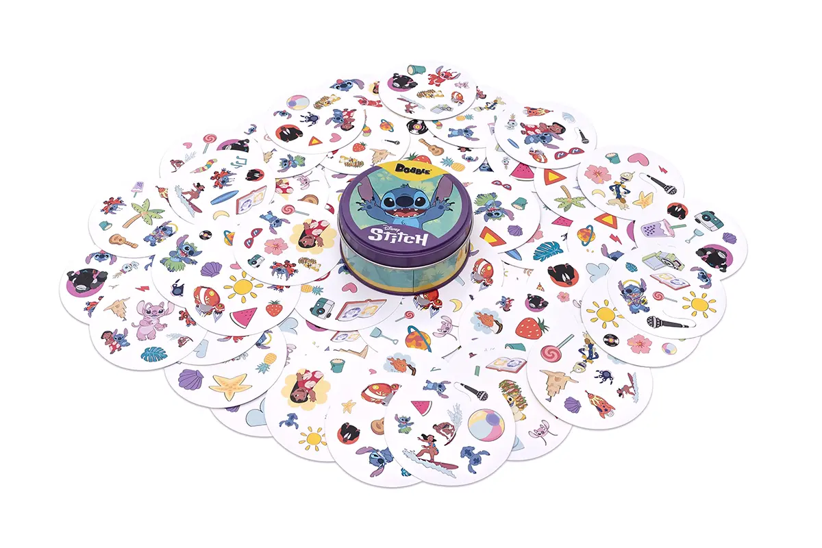 Una lata morada con Stitch y cartas de juego con personajes de Disney.