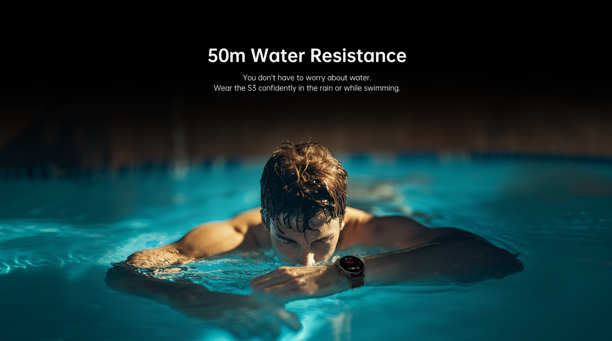 Hombre nadando en piscina, lleva un reloj resistente al agua 50m.