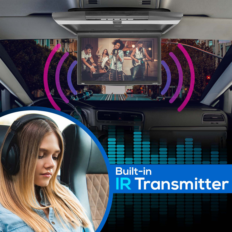 Mädchen mit Kopfhörern hört Musik im Auto; Deckenmonitor zeigt Band.